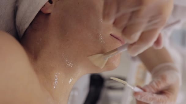 Enzimterápia Kozmetikus Alkalmazása Hidratáló Orvosi Kémiai Hámlasztó Krém Maszk Középkorú — Stock videók