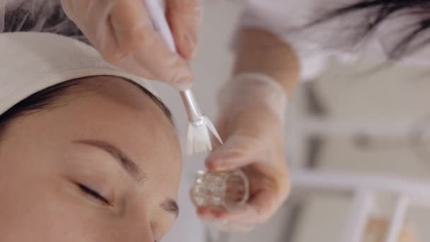Schoonheidsbehandeling Enzymtherapie Vakkundige Schoonheidsspecialiste Die Hydraterende Medische Peeling Crème Masker — Stockvideo