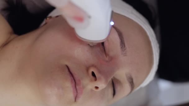 美容師は 顔や目の領域 コラーゲンマスクの女性のRfリフティング手順を行います 美容師は 真空顔マッサージ療法のための電気機器を使用しています スキンケア 美容トリートメント — ストック動画