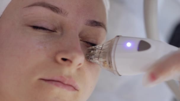 Cosmetologue Fait Femme Procédure Levage Région Visage Des Yeux Masque — Video