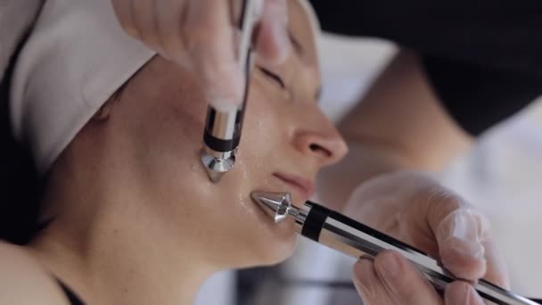 Косметолог Робить Жіночі Мікроструми Обличчям Щоки Терапії Дівчата Доглядають Шкірою — стокове відео