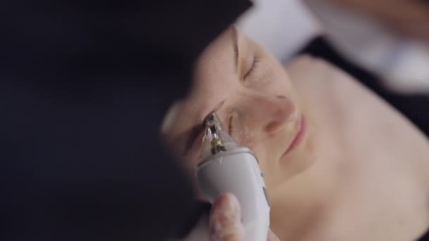 Beautician Makes Woman Lifting Procedure Face Eyes Area Collagen Mask — Vídeos de Stock