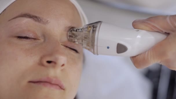 Esteticista Faz Mulher Procedimento Elevação Face Área Dos Olhos Máscara — Vídeo de Stock
