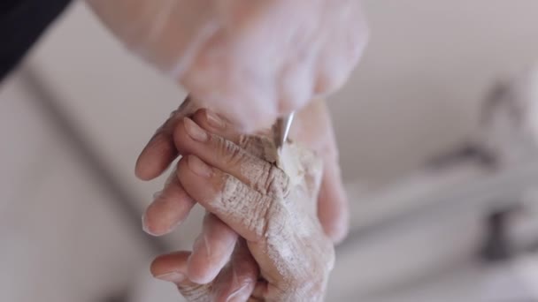 Косметик Наносит Увлажняющий Медицинский Пилинг Руку Пожилой Женщины Пальцы Запястье — стоковое видео