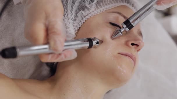 Güzellik Uzmanı Kadınlara Mikro Akım Yaptırıyor Yanak Terapisi Görüyor Spa — Stok video