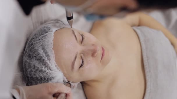Kosmetolog Läkare Gör Kvinnliga Mikro Strömmar Ansikte Terapi Flicka Hudvård — Stockvideo