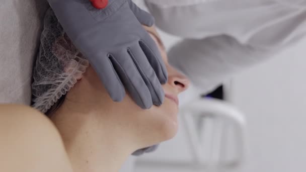 Kozmetikus Mikroáramú Arcfelvarró Terápiát Készít Vezető Kesztyűvel Lány Bőrápolás Age — Stock videók