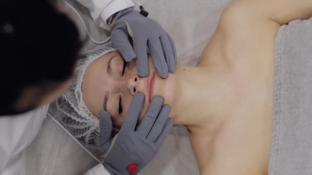 Kosmetologe Macht Mikro Strom Facelifting Therapie Mit Leitfähigen Handschuhen Mädchen — Stockvideo