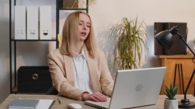 Genç iş kadını dizüstü bilgisayarda çalışıyor, meditasyon yapıyor, evde lotus pozisyonunda yoga solunum egzersizi yapıyor. Sakin, serbest çalışan bir kadın ara veriyor. Meşgul bir iş. İç huzuru
