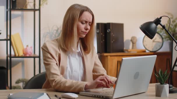 대로지친 사업가 사무실 책상에서 스티커를 붙이고 노트북 컴퓨터로 여성게으른 프리랜서 — 비디오