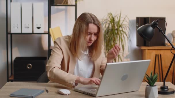 Irritado Sorprendió Joven Mujer Negocios Mientras Trabajaba Ordenador Portátil Problema — Vídeos de Stock