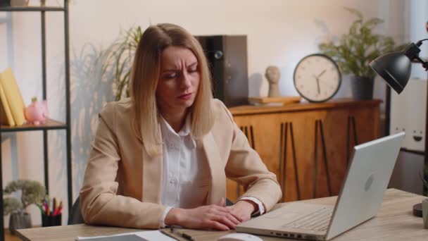 Finansal Sorunlardan Endişelenen Yorgun Kadını Yerindeki Stres Serbest Çalışan Genç — Stok video