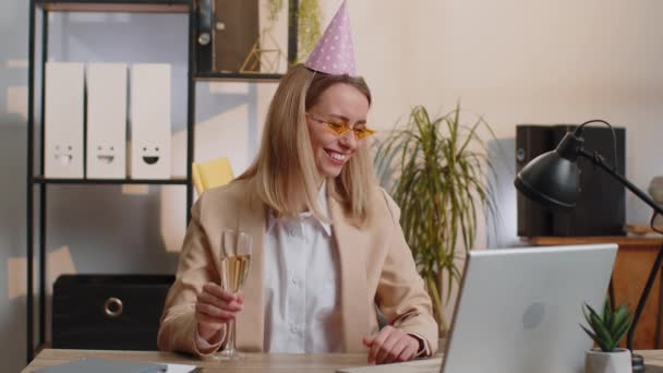 Young Office Business Woman Wears Sunglasses Festive Cap Drinking Champagne — Stock Video