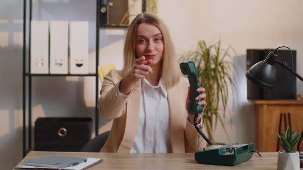 Hei Ring Meg Tilbake Blond Ung Forretningskvinne Som Snakker Talls – stockvideo