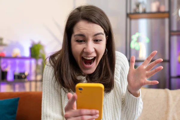 Herregud Spännande Glad Glad Glad Vinnare Ung Kvinna Använder Smartphone — Stockfoto