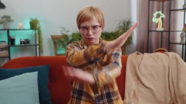 Kes jesti. Kızgın genç bir kadının portresi el ele tutuşmak yok diyor. El ele tutuşmak yok, bitirme uyarısı yok, erişime izin yok, iletişim kopukluğu, vücut dili, tehlike. Sınıfın dairesindeki kız.