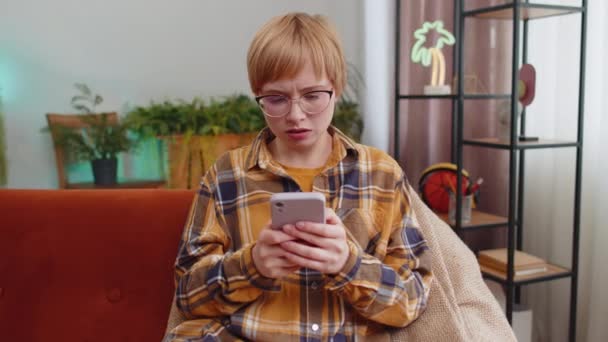 Smutne Niezadowolona Młoda Kobieta Używać Smartfona Wpisując Przeglądanie Traci Coraz — Wideo stockowe