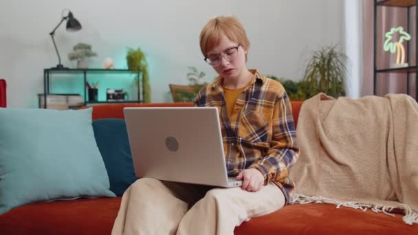 Memnun Olmayan Bir Kadın Dizüstü Bilgisayar Kullanıyor Nternette Arama Yapıyor — Stok video