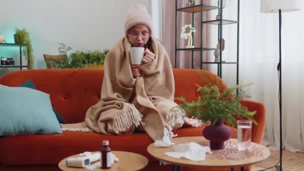 Hasta Genç Kadın Ekoseye Sarılı Şapka Takıyor Soğuktan Titreyerek Kanepede — Stok video