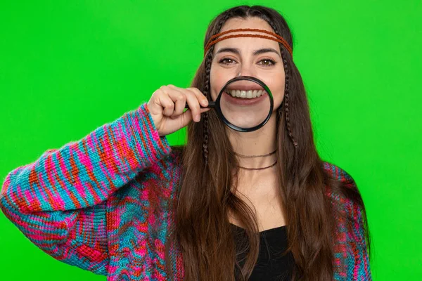 Sağlıklı Beyaz Dişler Üzerinde Büyüteçle Silindir Tutan Genç Bir Kadın — Stok fotoğraf