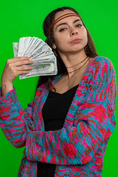 金持ちの上司の若い女性のファンのようなお金のドルの現金紙幣を振って 成功のビジネスキャリア 宝くじの勝者 大きな収入 ヒッピー女の子隔離上の緑のクロマキー背景 — ストック写真