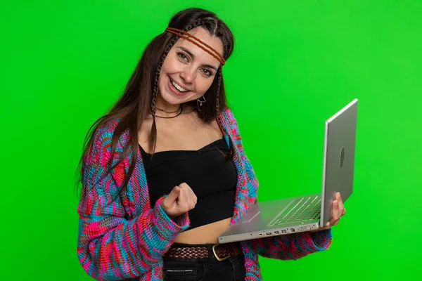 Heyecanlı Genç Hippi Kadın Dizüstü Bilgisayarda Yazı Yazıyor Proje Üzerinde — Stok fotoğraf