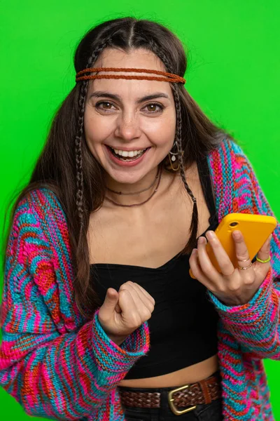 Mutlu Heyecanlı Hippi Kadın Tişörtlü Akıllı Telefonlu Daktilo Kullanan Bağırarak — Stok fotoğraf