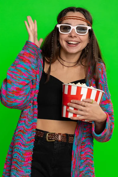 3Dメガネでポップコーンを食べ 興味深いテレビシリーズ スポーツゲーム オンラインソーシャルメディア映画コンテンツを見て興奮した若い女性 ヒッピーの女の子はクロマキーの背景に隔離され 緑の画面 — ストック写真
