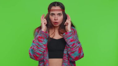 Genç kadın parmaklarını çapraz yap, umutsuzluk hisset, yalnızlık, sinir krizi, kaybedenler piyango sonuçları, kötü şans, kayıp, şanssız haberler tarafından şaşırtılıyor. Krom anahtar arka planında izole edilmiş kız