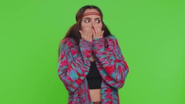 Stresli depresyondaki kadın tehlike sorunlarından korkuyor, fobisi var, anksiyete bozukluğu var, korkuyu ifade ediyor, el sallıyor, kendine güvensizlik, stres, panik. Krom anahtar arkaplanda izole edilmiş kız, yeşil ekran