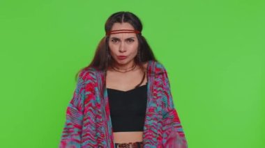 Neden? Öfkeli bir ifadeyle el kaldıran samimi, sinirli bir kadın, sorundan kaynaklanan inançsızlığı göstermek için başarısızlık nedenini sorar. Krom anahtar arka planında kafası karışmış hippi kız, yeşil ekran