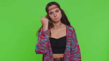 Saldırgan genç kadın kameraya karşı dövüşmeye çalışıyor, yumruklarını sallıyor, ifadeyle boks yapıyor, cezalandırıyor, kavga ediyor. Krom anahtar arka planında izole edilmiş çekici hippi kız, yeşil ekran