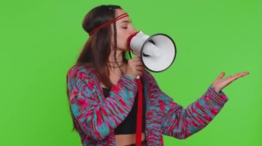Megafonla konuşan, haber yayan, reklam veren, hoparlörle konuşan, boş bir yeri işaret eden bir kadın. Kopyalama uzayı. Yeşil renkli anahtar geçmişi olan güzel bir kız.