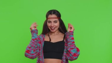 Ziyan eden, etrafa para saçan zengin bir kadın, daha fazla bahşiş, büyük kar, piyango ikramiyesi, başarılı bir alışveriş ödemesi, nakit para. Krom anahtar arkaplanda izole edilmiş kız, yeşil ekran