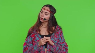 Gülümseyen kadın kulaklık takıyor, serbest çalışan, çağrı merkezi ya da destek operatörü yardım hattı, müşteriyle ya da meslektaşıyla konuşuyor, iletişim desteği sağlıyor. Krom anahtar arka planında izole edilmiş kız