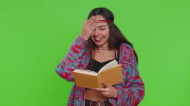Genç bir kadın komik masal kitabı okuyor, gülüyor, hobi ediniyor, bilgelik, eğitim, öğrenme, öğrenme, vay canına. Krom anahtar arka planında izole edilmiş güzel kız, yeşil ekran