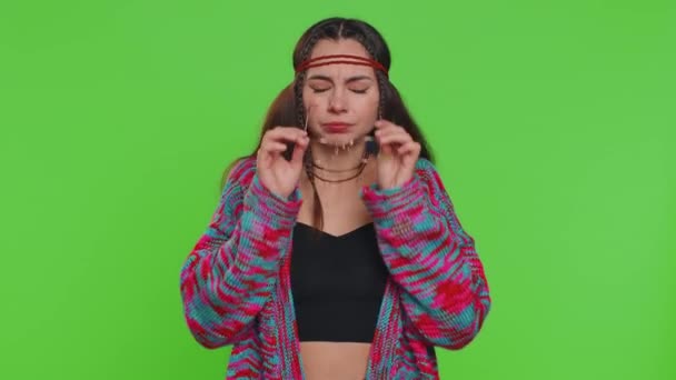 Mulher Hippie Cansado Exausto Tira Óculos Sente Dor Nos Olhos — Vídeo de Stock