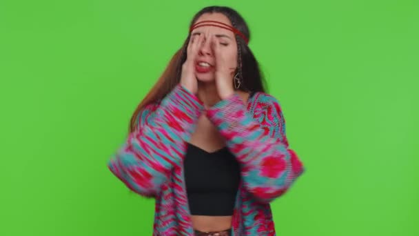 Genç Hippi Kadın Bağırıyor Bağırıyor Elleri Ağzında Bağırıyor Şaşırmış Bilgisiz — Stok video