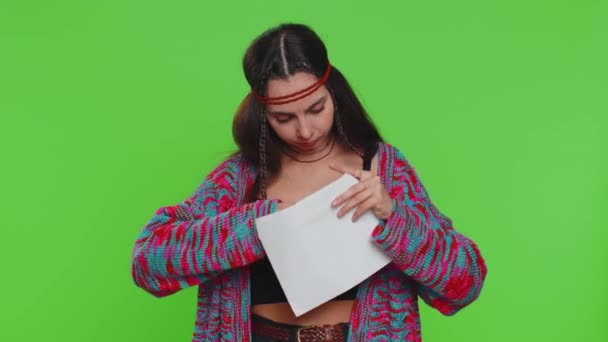 Όμορφη Νεαρή Χίπισσα Ανοιχτό Φάκελο Βγάζει Γράμμα Και Διαβάζει Ότι — Αρχείο Βίντεο