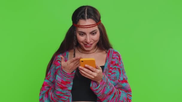 Szczęśliwy Podekscytowany Hipisowskie Dziewczyna Koszuli Używać Smartfona Wpisując Przeglądanie Krzycząc — Wideo stockowe