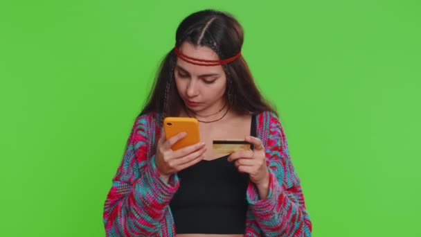 Szczera Młoda Kobieta Klient Przy Użyciu Karty Kredytowej Smartfona Podczas — Wideo stockowe