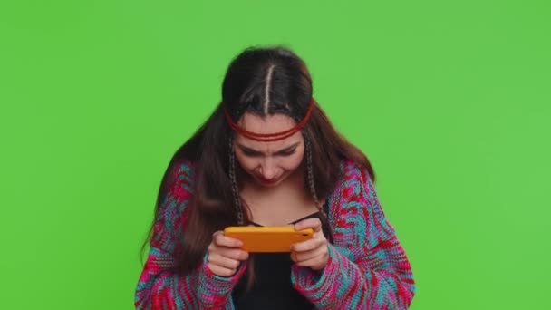 Besorgte Lustige Junge Frau Die Begeistert Rennvideospiele Auf Dem Handy — Stockvideo