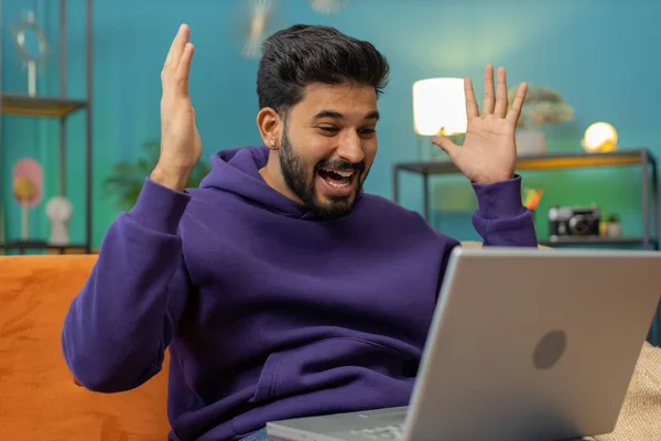 God Wow Surprised Indian Man Using Laptop Computer Receive Good — 图库照片