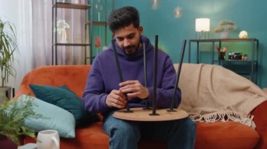 Mutlu Hintli adam evde mobilya montajını bitiriyor. Başarılı masa onarım onarımı topluyor. Yeni daireye taşındıktan sonra Hindu adam. Mobilya mağazasının reklamı. İpotek, yaşam tarzı