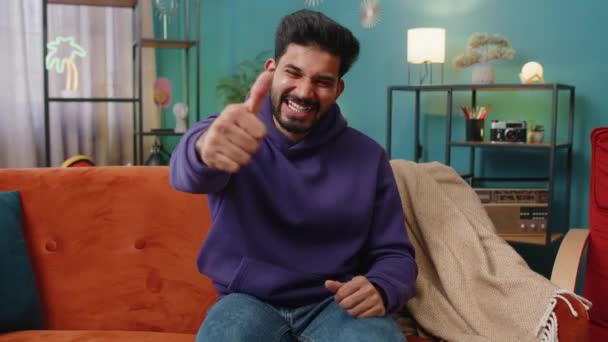 Gibi Mutlu Heyecanlı Hintli Adam Onaylayıcı Bir Şekilde Kameraya Bakıyor — Stok video