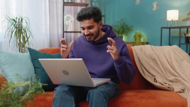 Боже Мой Здивований Індіанець Користуючись Ноутбуком Отримує Хороші Новини Шоковані — стокове відео