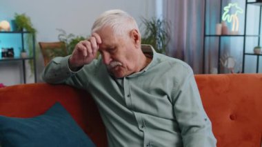 Üzgün, yalnız, yaşlı bir adam evde oturup hayat endişeleri, iflas, kriz, tükenmişlik hakkında düşünceli görünüyor. Yaşlı, yalnız bir emeklinin ayrılık, depresyon, kötü hissetmesi. Emeklilik
