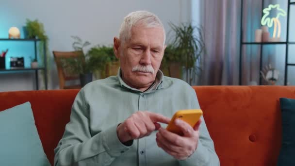 Homem Avô Sênior Feliz Usar Smartphone Móvel Digitação Navegação Dizer — Vídeo de Stock