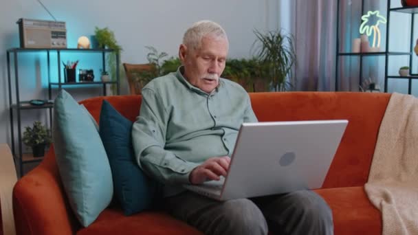Fáradt Nagyapa Idős Férfi Laptopot Használ Fejfájásban Szenved Feszültsége Migrénje — Stock videók