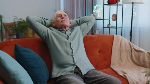 Moe Opa Man Geniet Van Ontspannen Thuisbank Kamer Gelukkige Gepensioneerde — Stockvideo